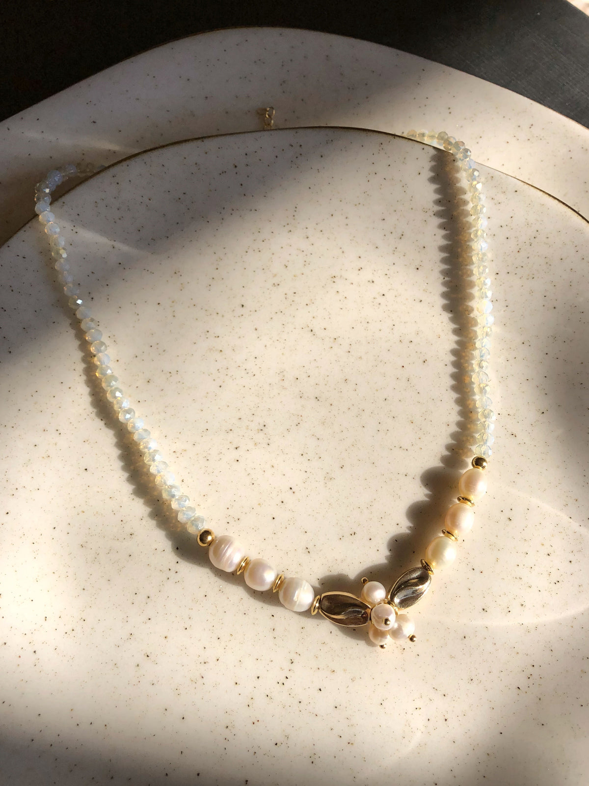 Colar Em Cristais Lapidados Com Pérolas De Água Doce E Mini Cacho De Pérolas 45cm - Tiff Joias