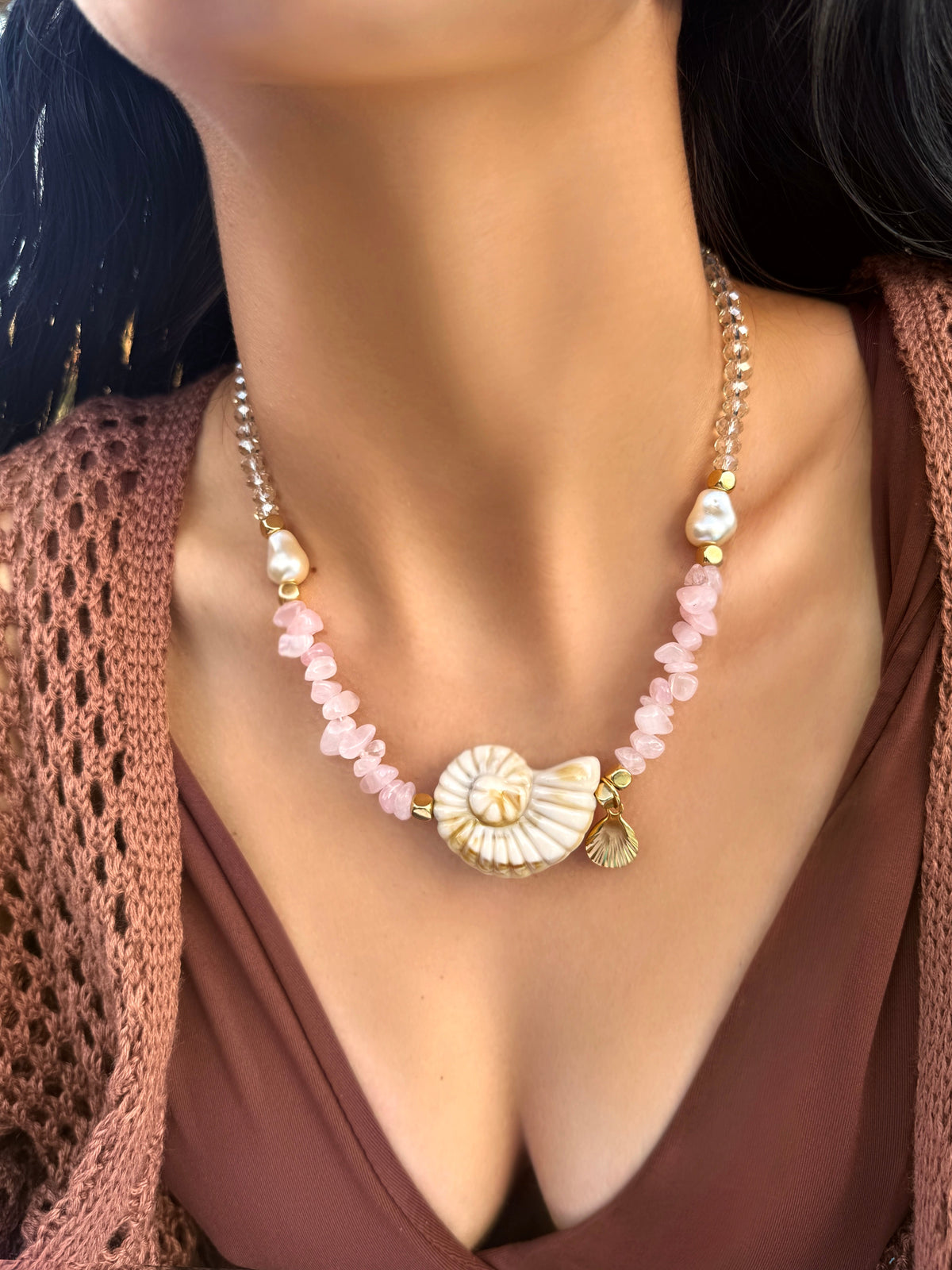 Colar Linha Mar Caracol Bege Com Cascalho Quartzo Rosa e Concha Dourada Pendurada 45cm - Tiff Joias