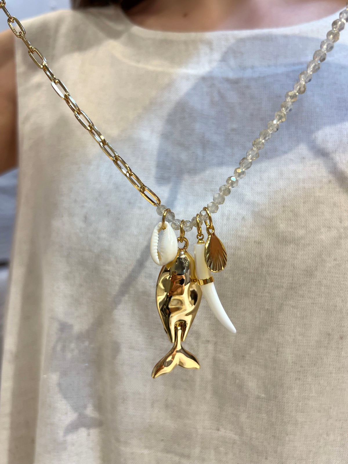 Colar Linha Mar Cristais e Corrente Fina Pingentes e Peixe Articulado 70cm - Tiff Joias