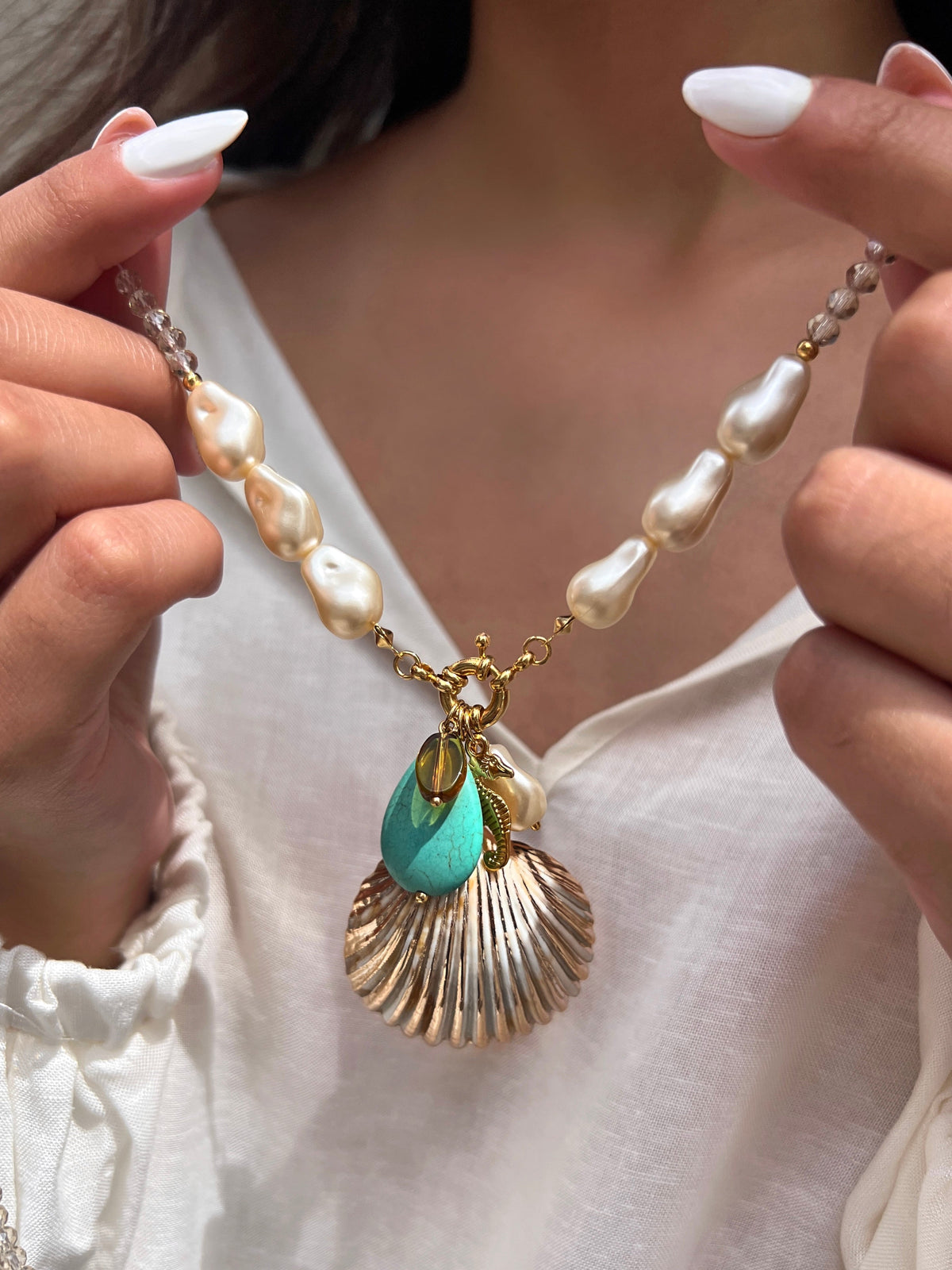 Colar Linha Mar Longo Com Pingente Pérola, Concha Acrílica e Pedra Gota Turquesa 80cm - Tiff Joias