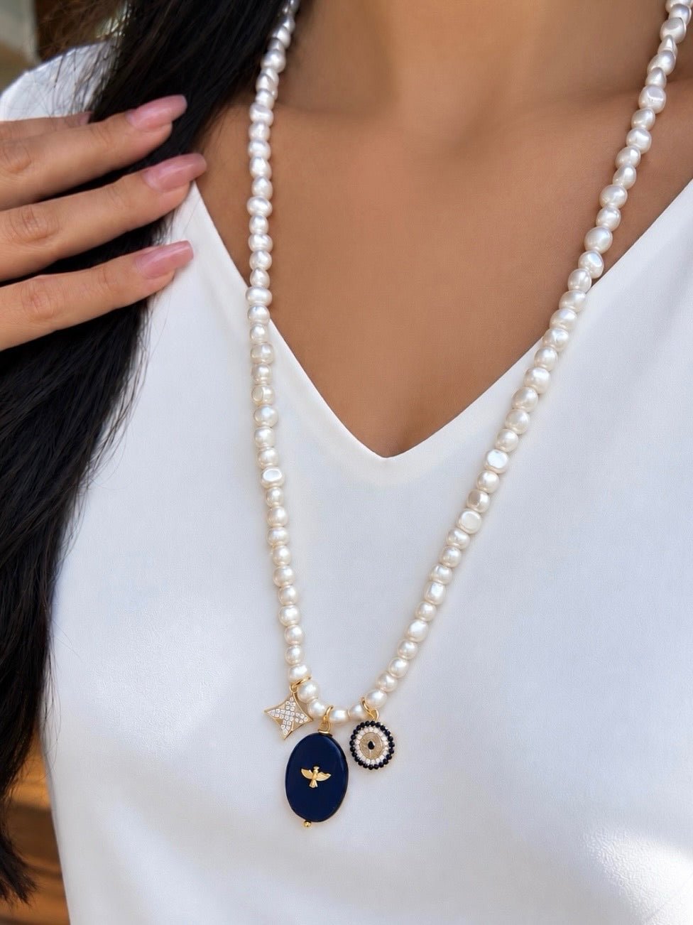 Colar Mini Pérola Barroca Irregular Com Ágata Azul e Pin Divino 70cm - Tiff Joias