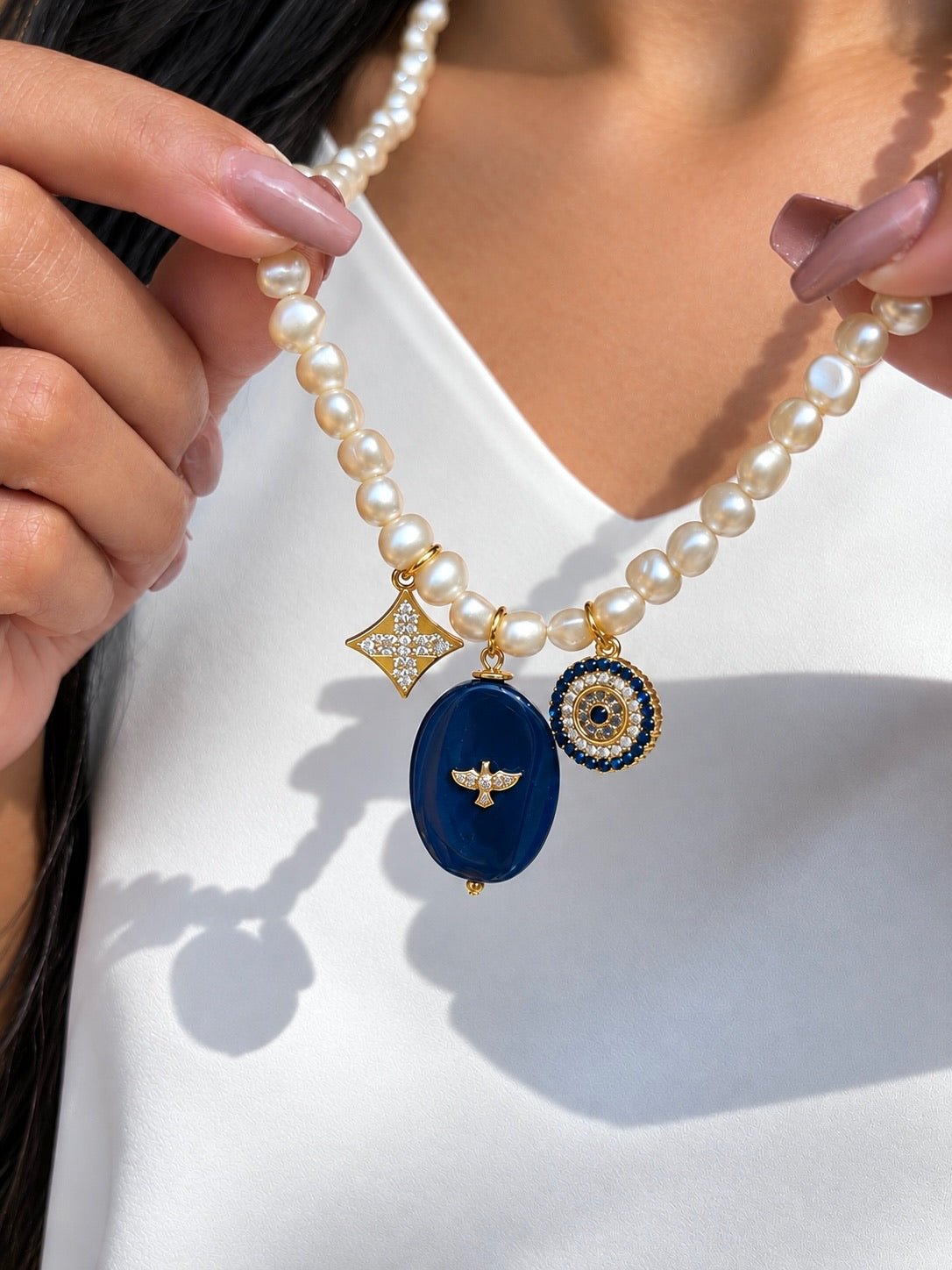 Colar Mini Pérola Barroca Irregular Com Ágata Azul e Pin Divino 70cm - Tiff Joias