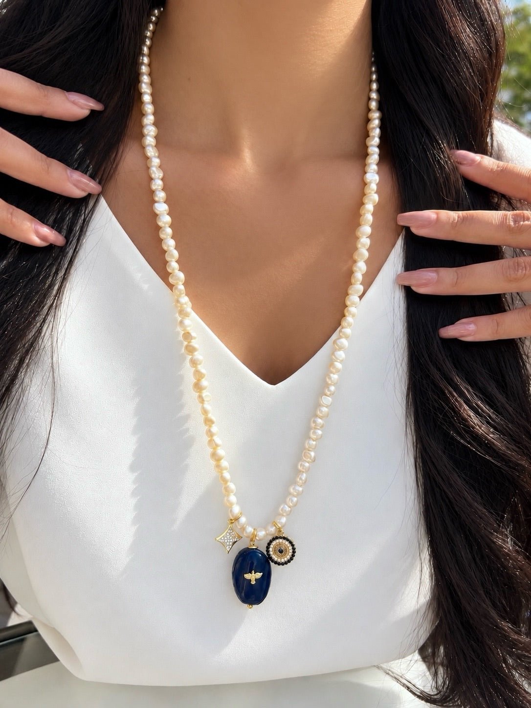 Colar Mini Pérola Barroca Irregular Com Ágata Azul e Pin Divino 70cm - Tiff Joias