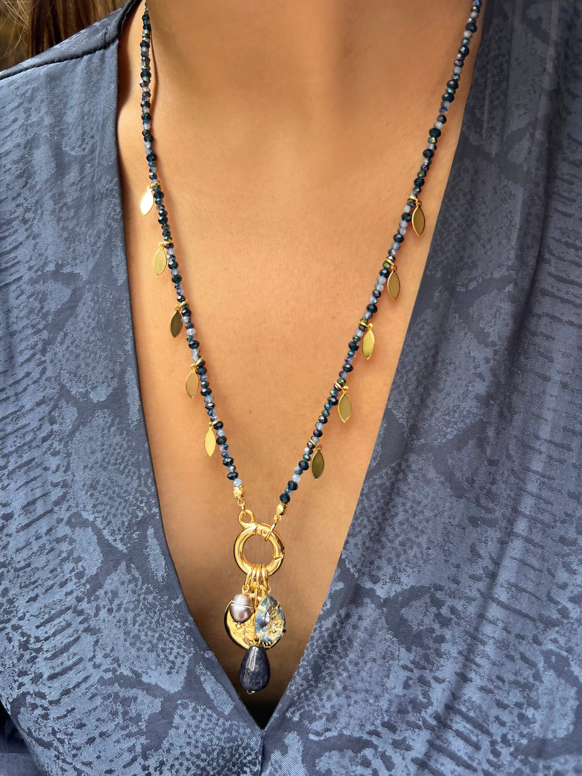 Colar Mix Tons Azuis Penca Jade Azul e Pingente Sol e Lua 70cm - Tiff Joias