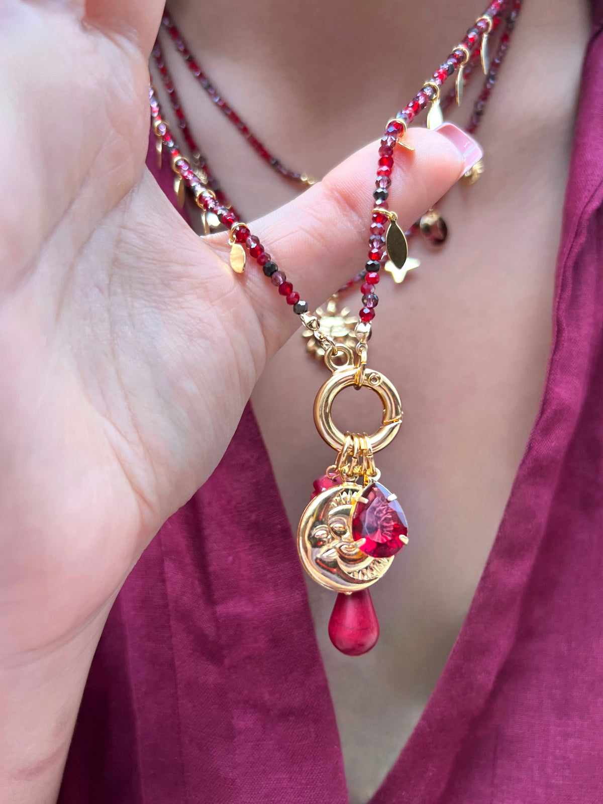Colar Mix Tons Vermelho Penca Jade Rubi e Pingente Sol e Lua 70cm - Tiff Joias