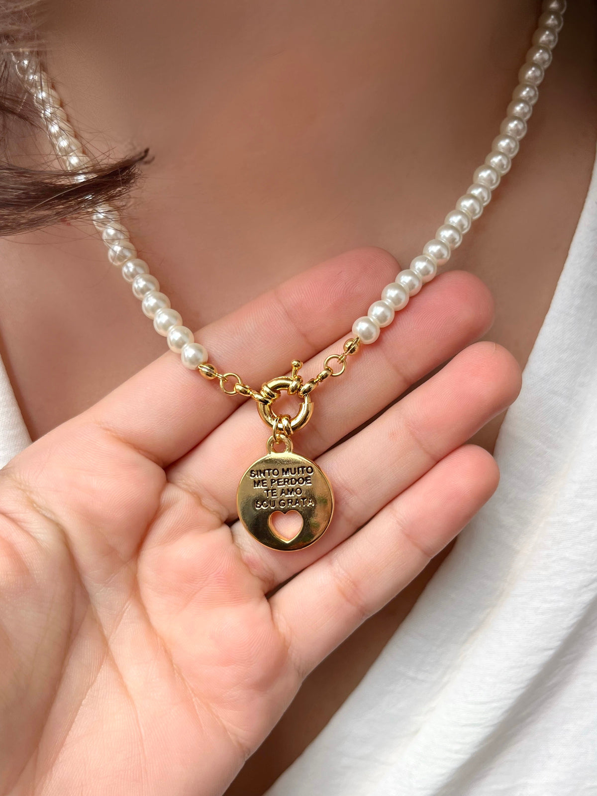 Colar Perola Com Pingente Medalha Ho'oponopono - Tiff Joias