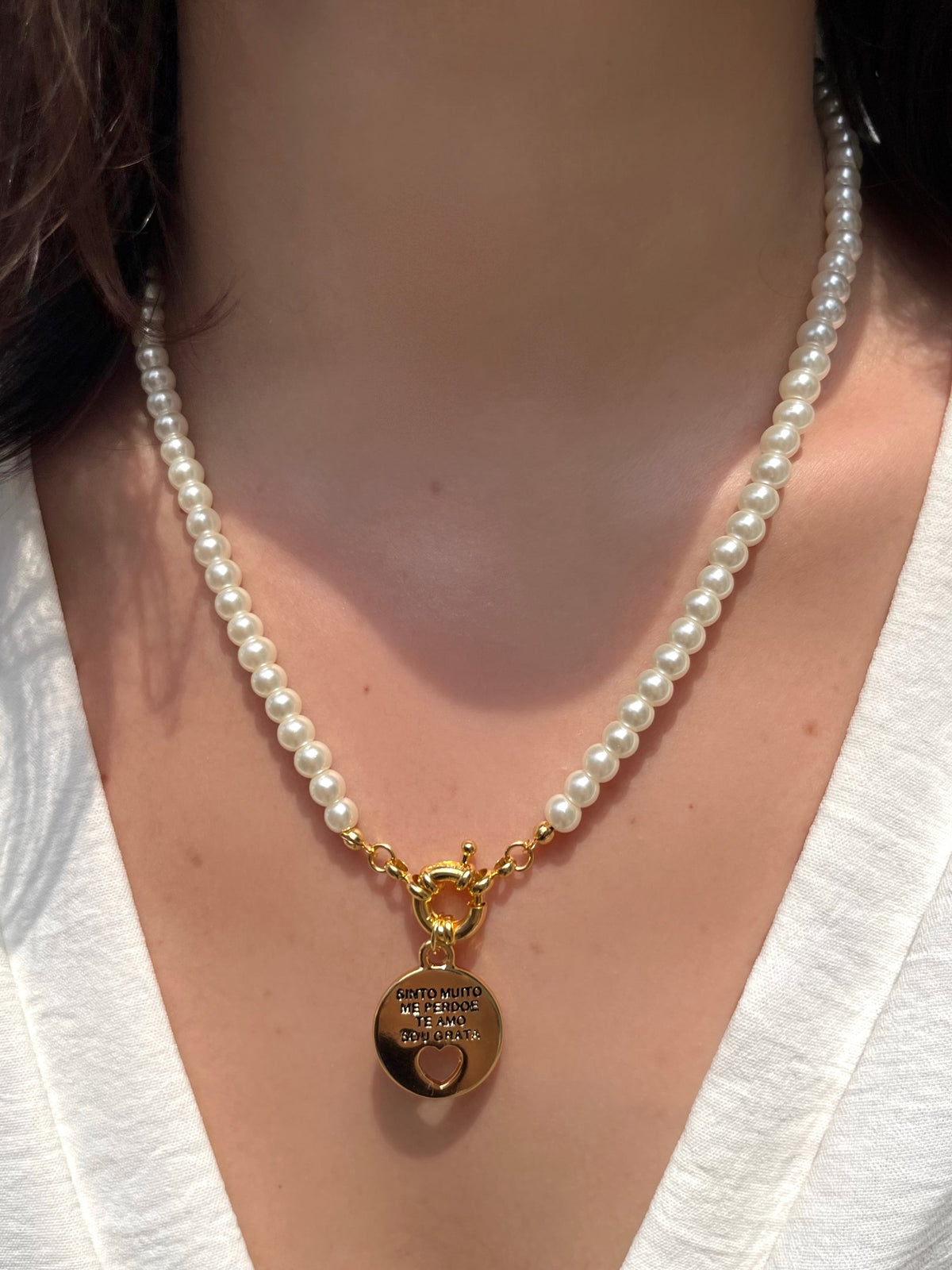 Colar Perola Com Pingente Medalha Ho'oponopono - Tiff Joias
