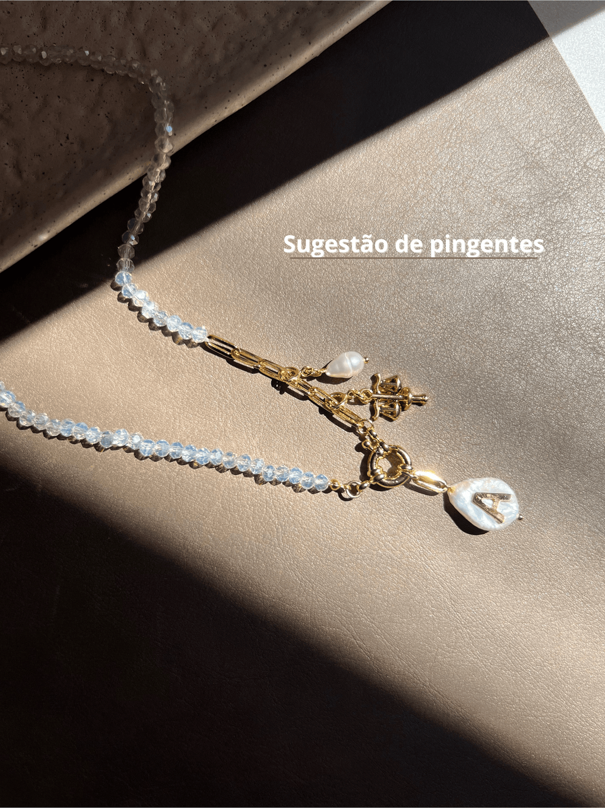 Colar Profissões Pins Removíveis Com Pérola Barroca e Inicial 50cm - Tiff Joias