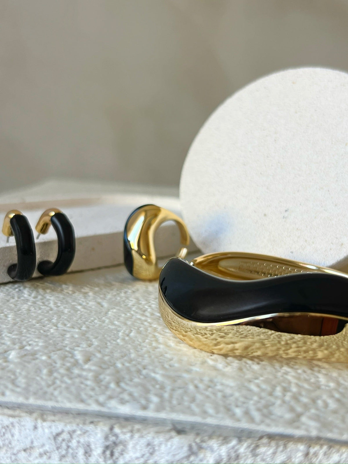 Conjunto De Três Peças Bracelete, Anel e Brinco Preto Onda - Tiff Joias