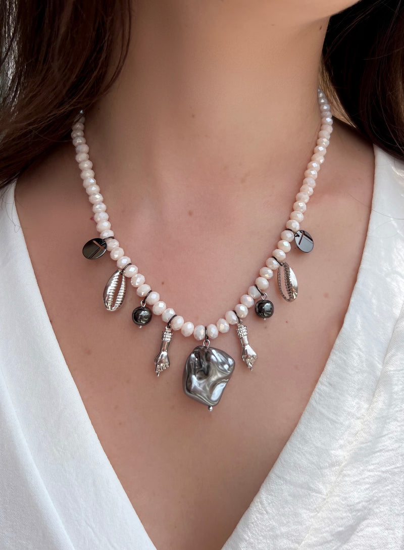 Colar Em Cristais Nude Com Pingentes E Perola Negra De Vidro