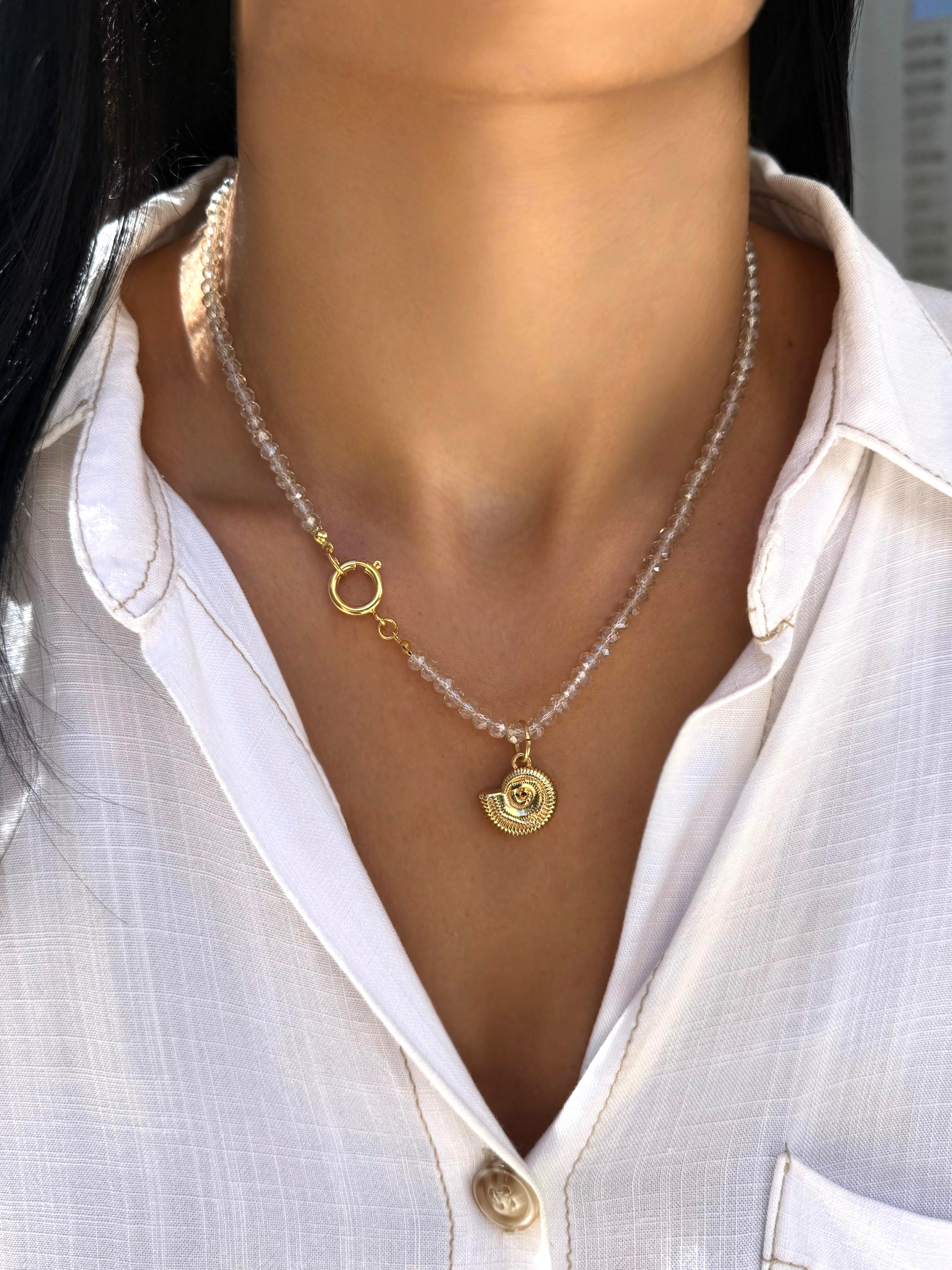 Colar Cristais Champagne e Pingente Caramujo Dourado 45cm