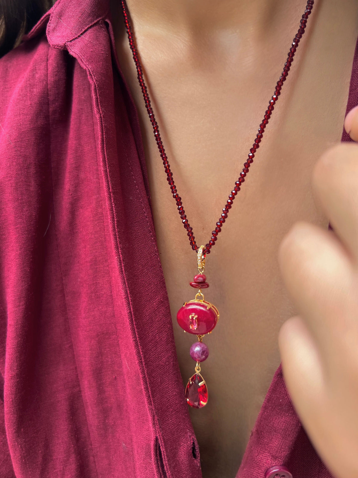 Gravata Cristais Cor Vermelho e Pedra Jade Rubi 60cm - Tiff Joias