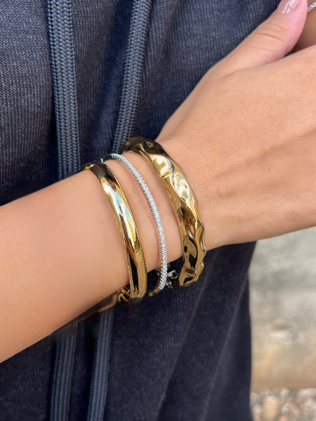 Mix De Braceletes Liso E Bracelete Fino Com Zircônia E Bracelete Martelado - Tiff Joias