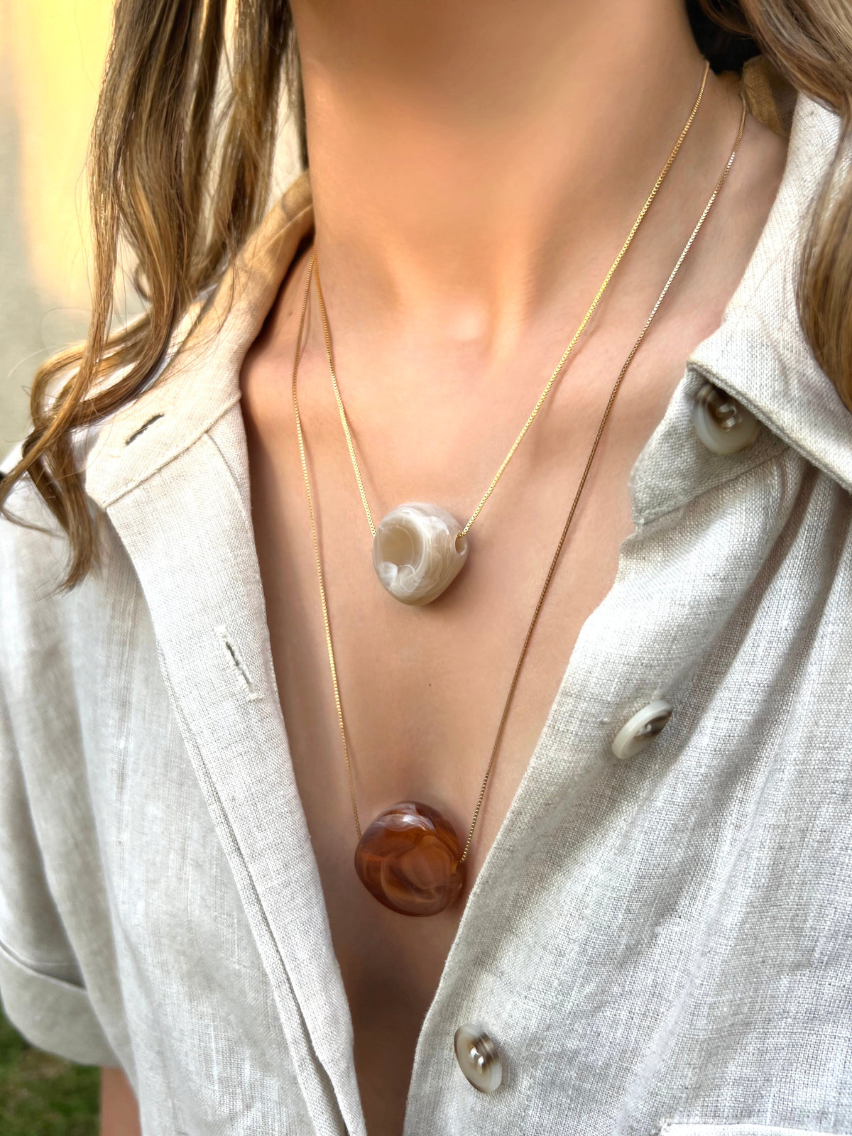 Mix De Dois Colares Corrente Veneziana Fina Com Pingente Resina Quartzo Bege Camel - Tiff Joias