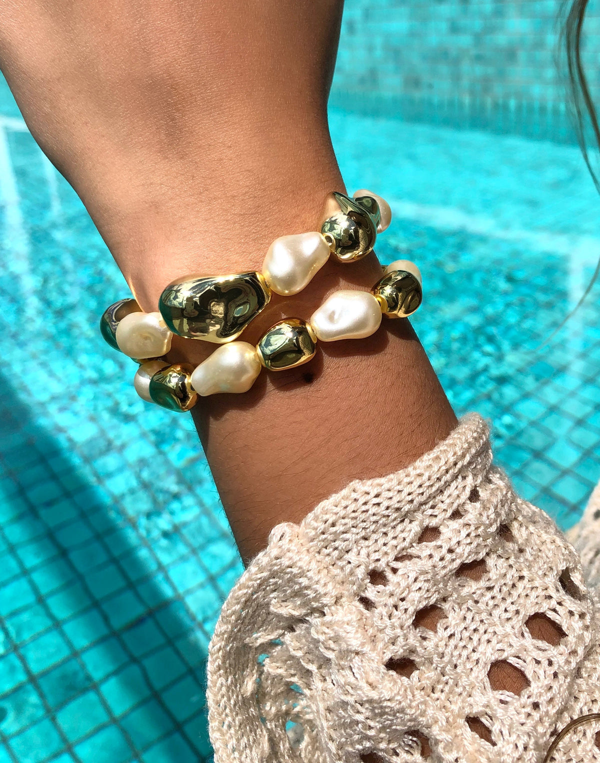 Mix De Duas Pulseiras De Pérolas e Orgânicos Dourados Acrílicos - Tiff Joias
