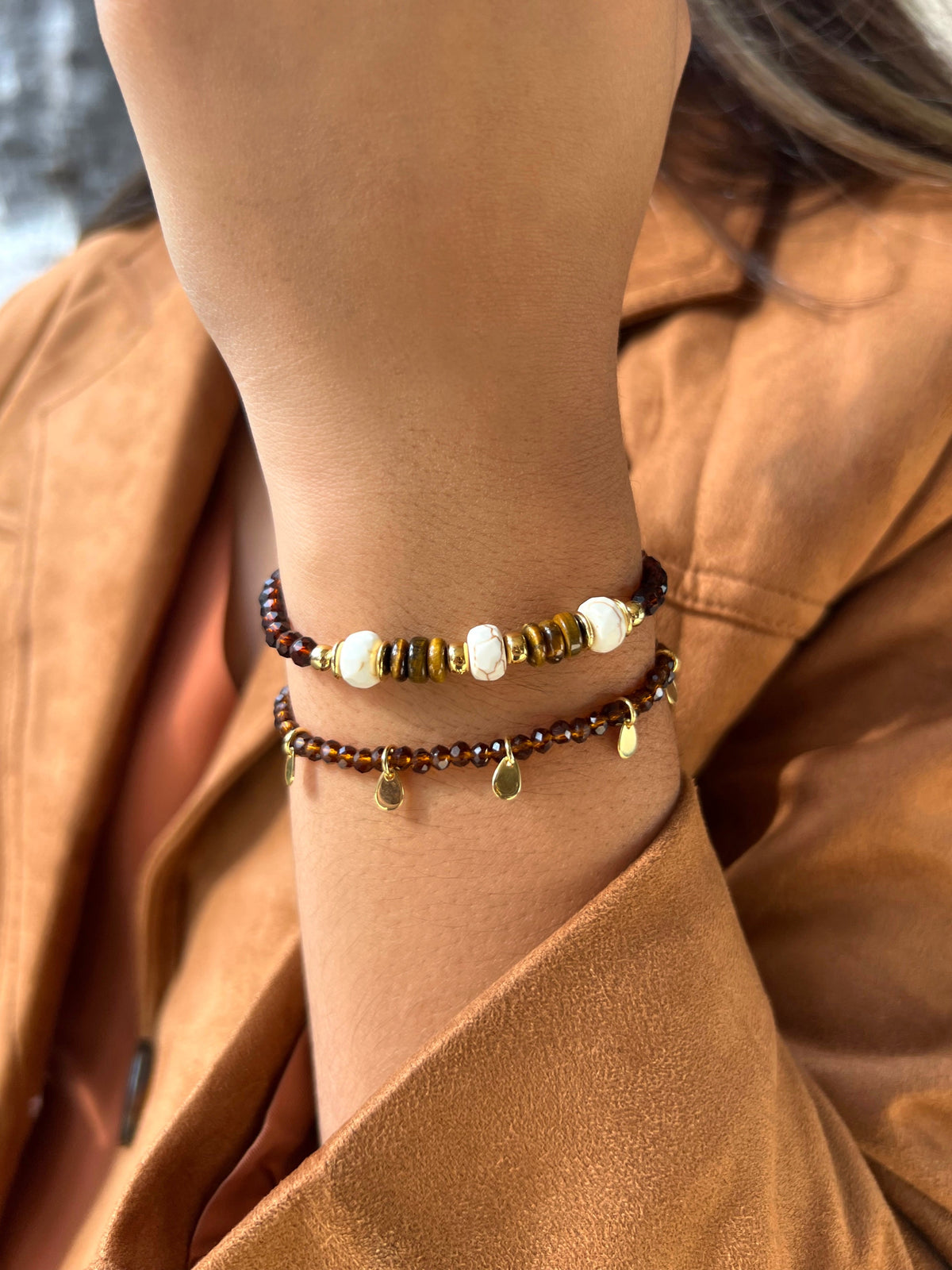 Mix De Pulseiras Cristais Marrom Escuro e Pedras Naturais Olho De Tigre e Howlita - Tiff Joias