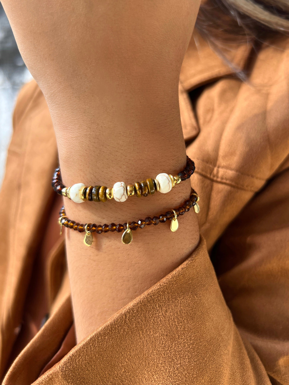 Mix De Pulseiras Cristais Marrom Escuro e Pedras Naturais Olho De Tigre e Howlita - Tiff Joias
