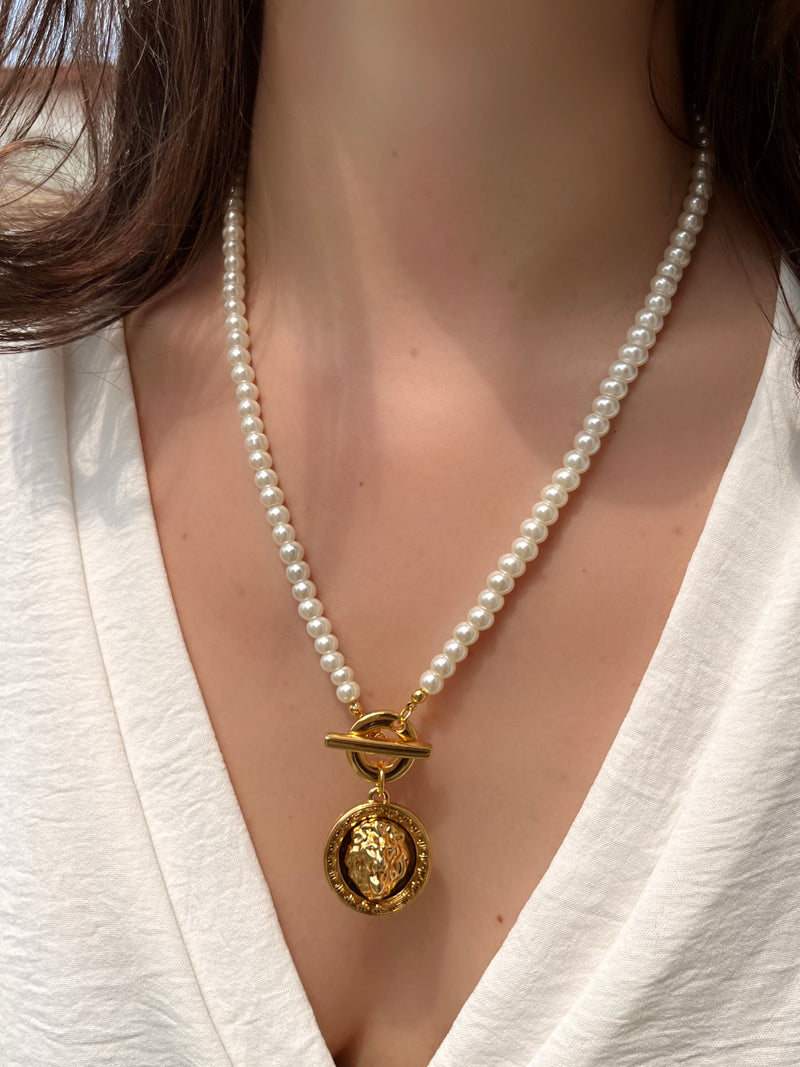 Colar Perola Com Pingente Medalha Leão