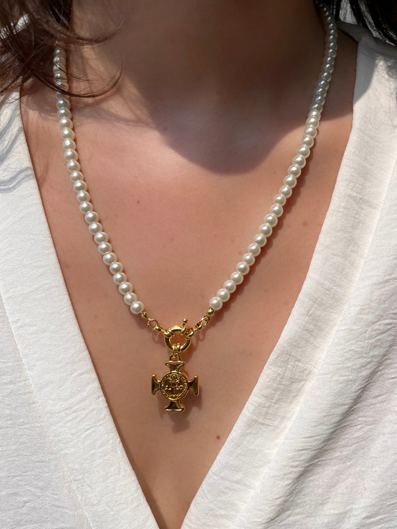 Colar Perola Com Pingente Medalha Cruz São Bento
