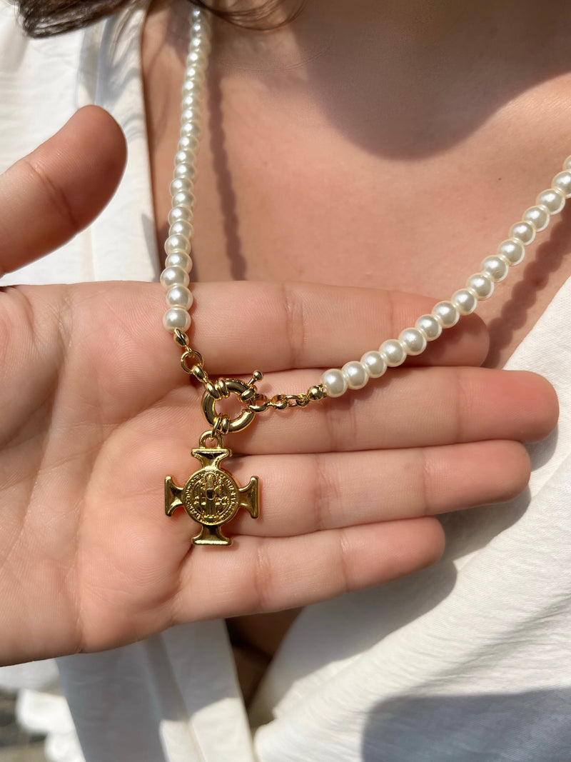 Colar Perola Com Pingente Medalha Cruz São Bento