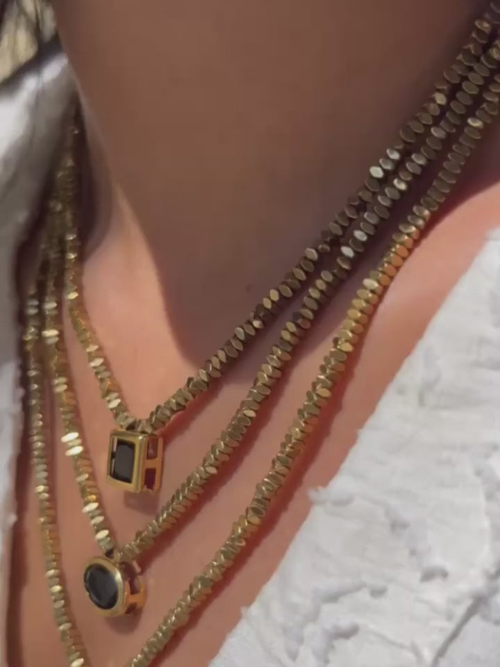 Mix De Três Colares Hematita Ouro Com Cristal Ônix