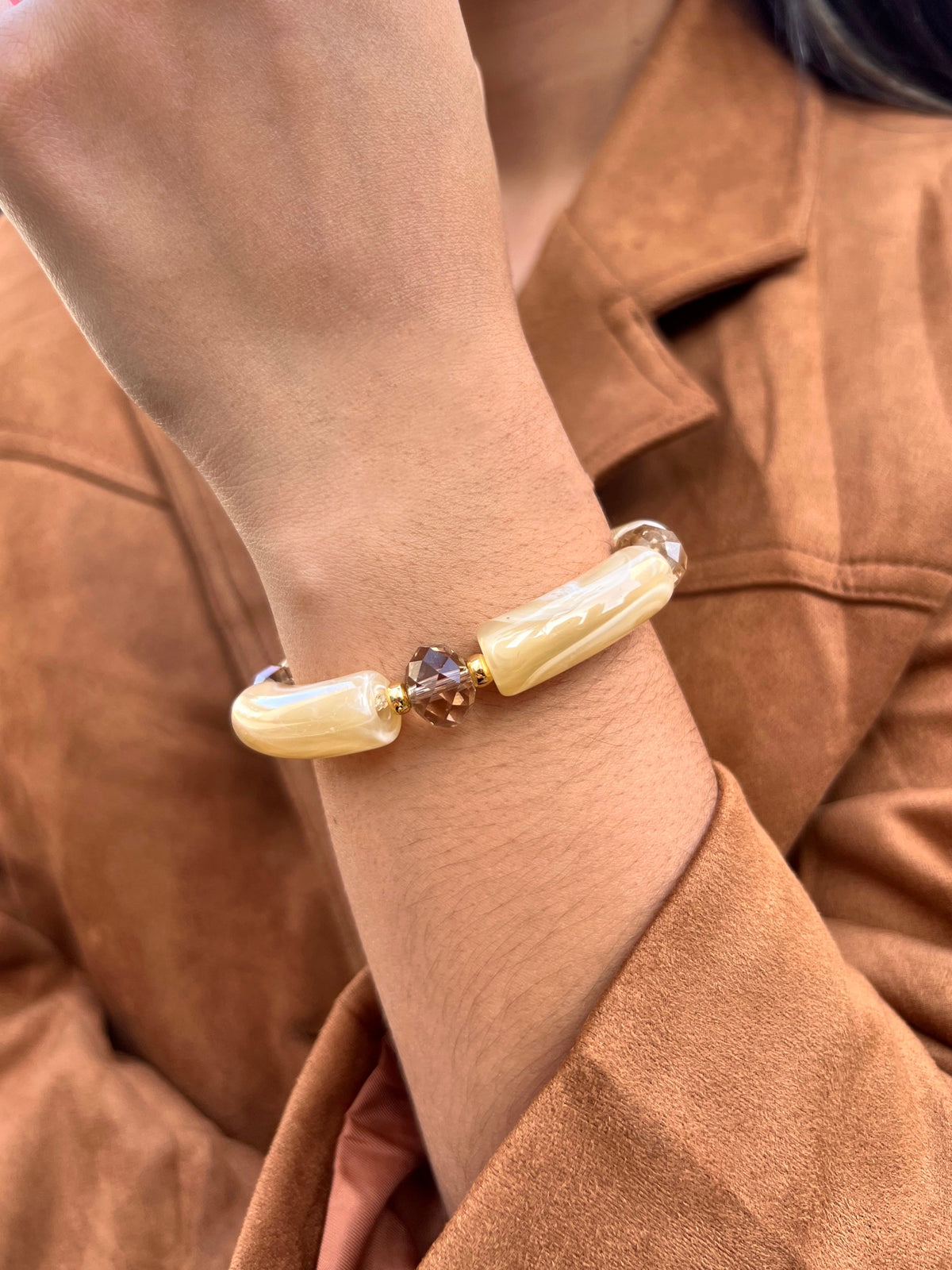 Pulseira Acrílica Soho Bege e Cristal Lapidado 17cm - Tiff Joias