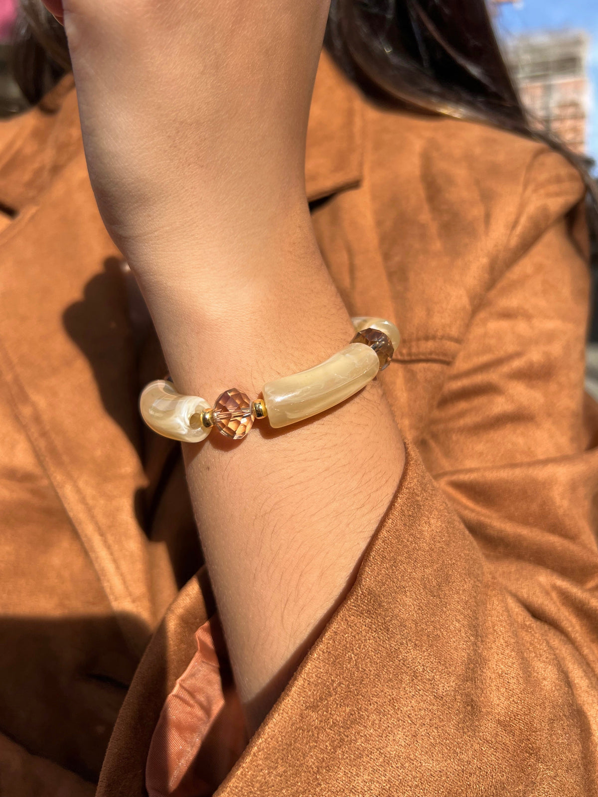 Pulseira Acrílica Soho Bege e Cristal Lapidado 17cm - Tiff Joias