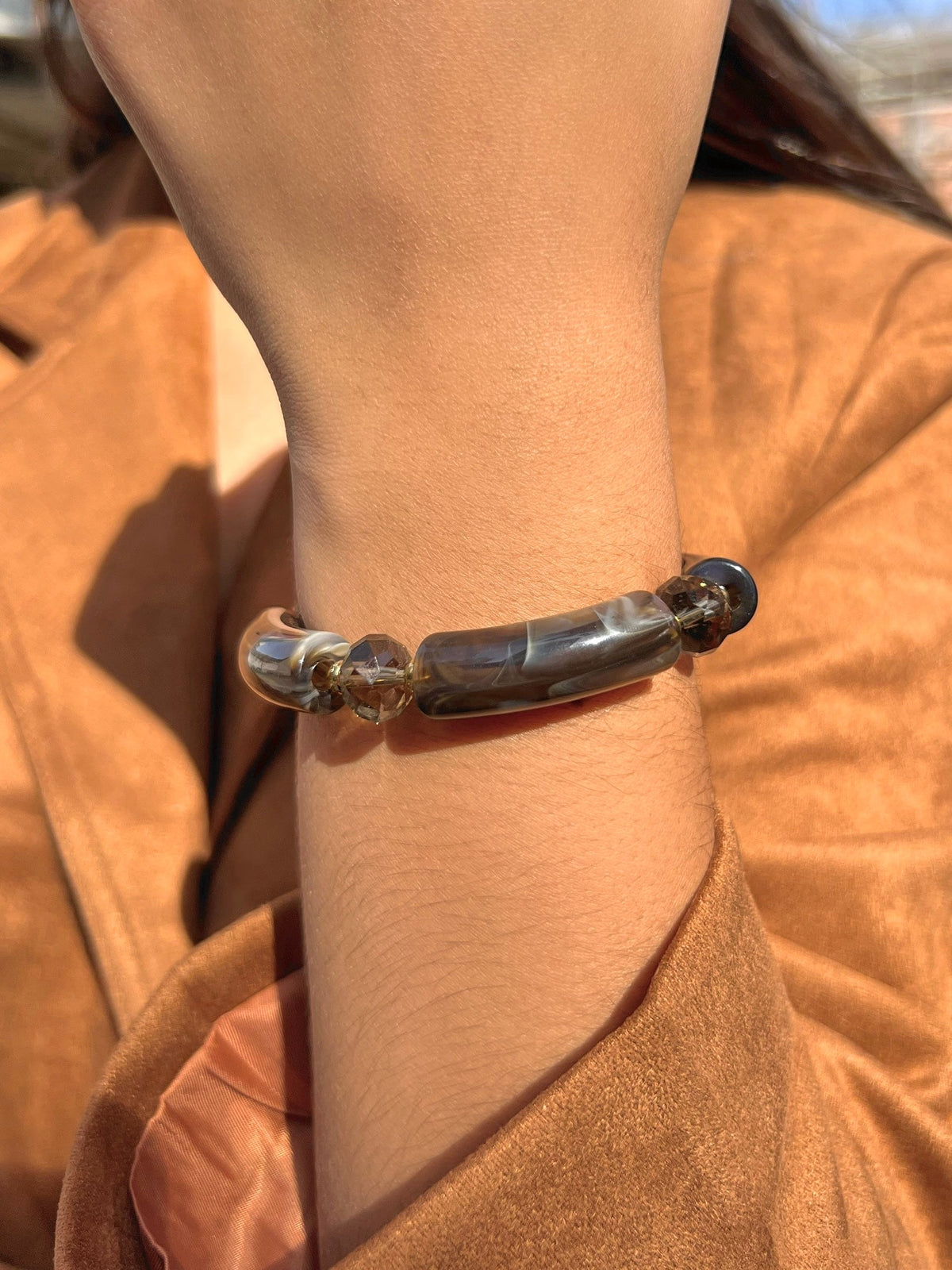 Pulseira Acrílica Soho Marrom e Cristal Lapidado 17cm - Tiff Joias
