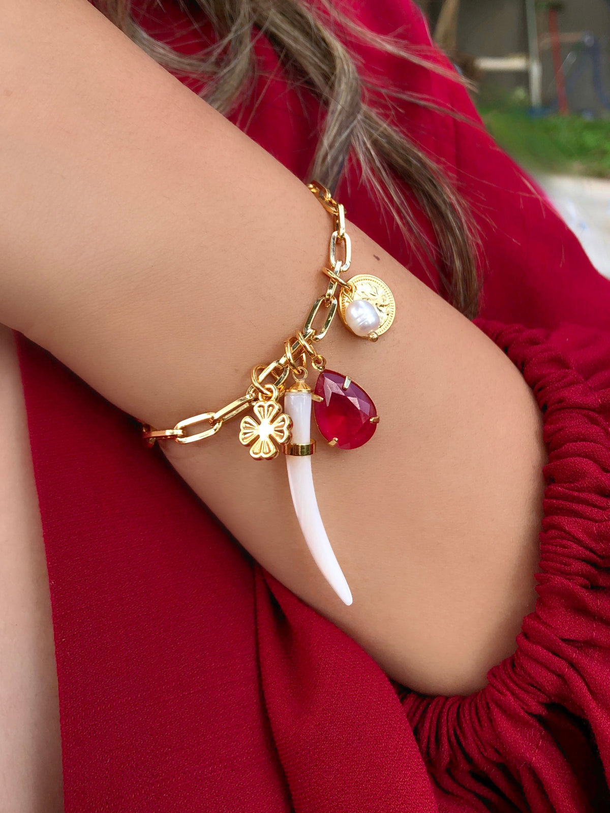 Pulseira Aurora Elos Com Gota Vermelho Cherry E Dente Madreperola 16cm - Tiff Joias
