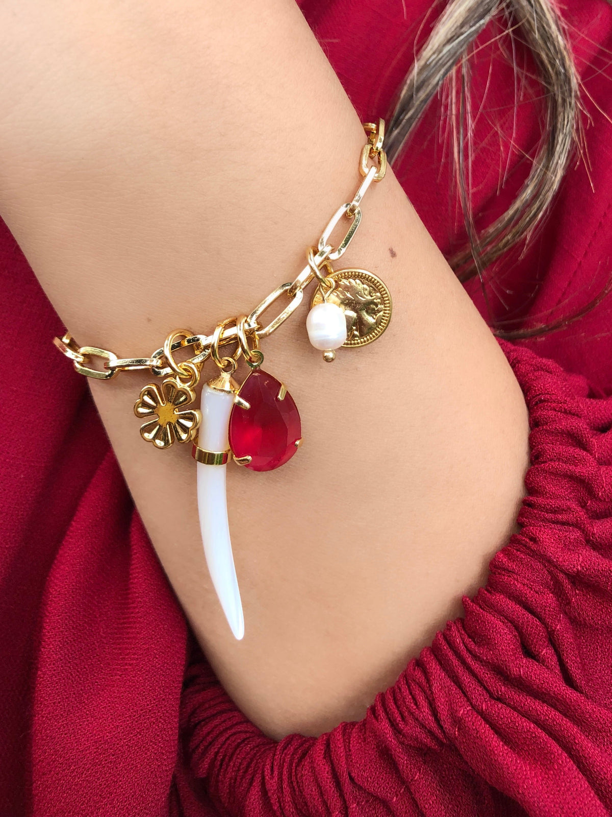 Pulseira Aurora Elos Com Gota Vermelho Cherry E Dente Madreperola 16cm - Tiff Joias