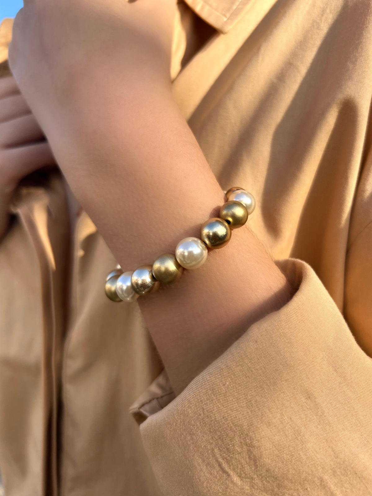 Pulseira Bolas Douradas E Pérolas Acrílicas - Tiff Joias