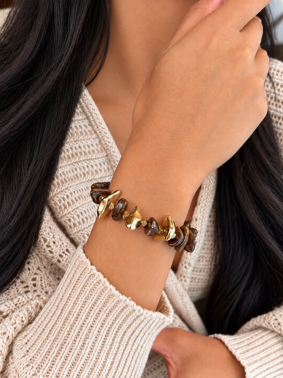 Pulseira Cascalho Acrílico Cor Olho de Tigre e Dourado Com Hematitas Naturais - Tiff Joias