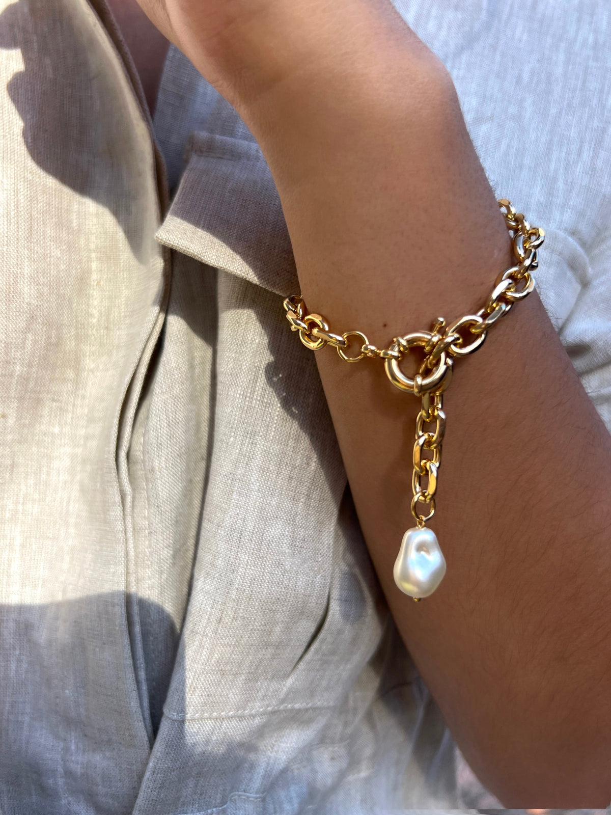 Pulseira Corrente Leve Oval Com Pérola Barroca Acrílica E Fecho Bóia 22cm - Tiff Joias