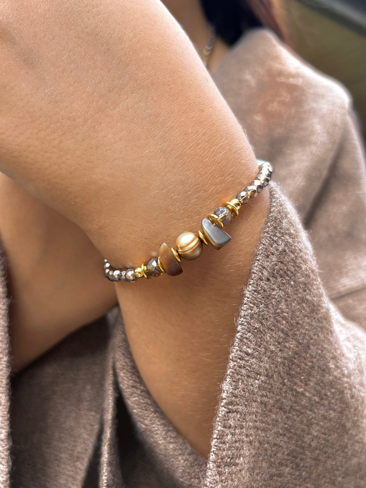 Pulseira Cristais Cor Marrom Claro Com Pérola e Cascalho 17cm - Tiff Joias