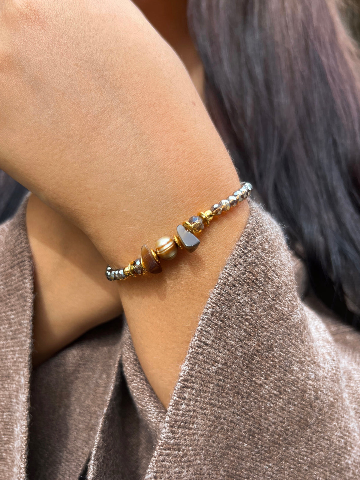 Pulseira Cristais Cor Marrom Claro Com Pérola e Cascalho 17cm - Tiff Joias