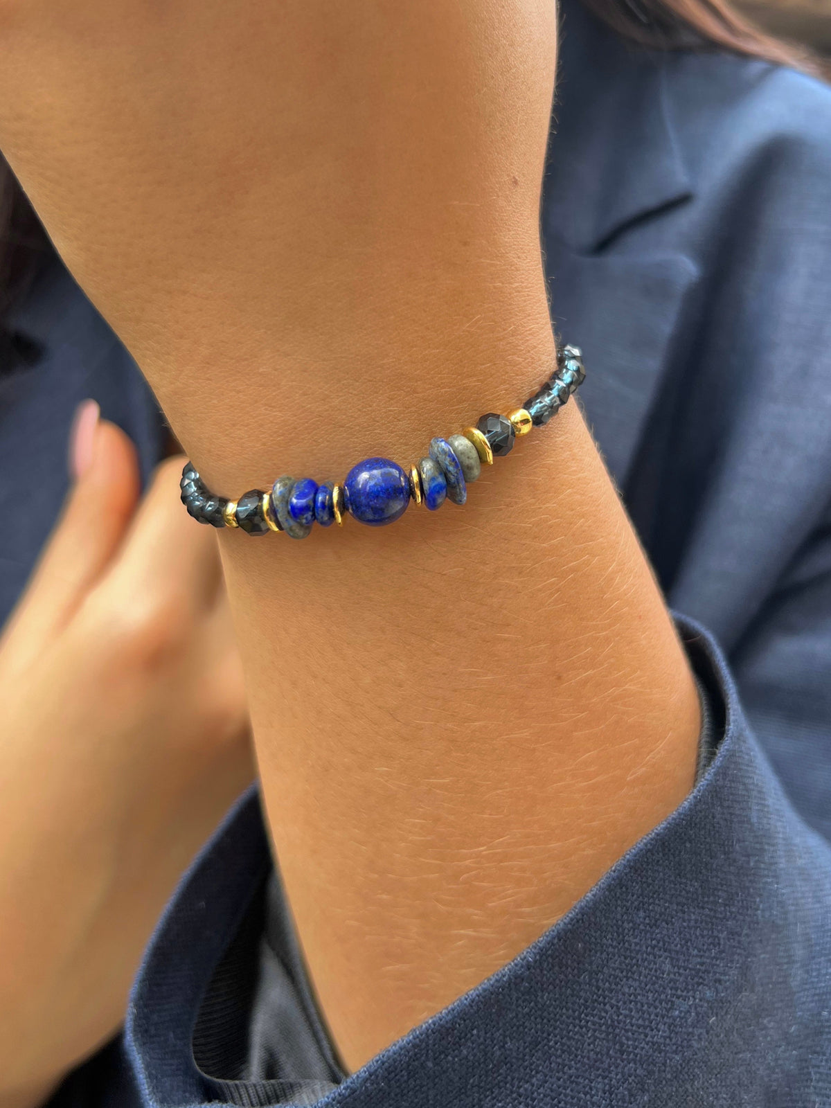 Pulseira Cristais Cor Montana e Pedra Cascalho Lapis Lazuli 17cm - Tiff Joias