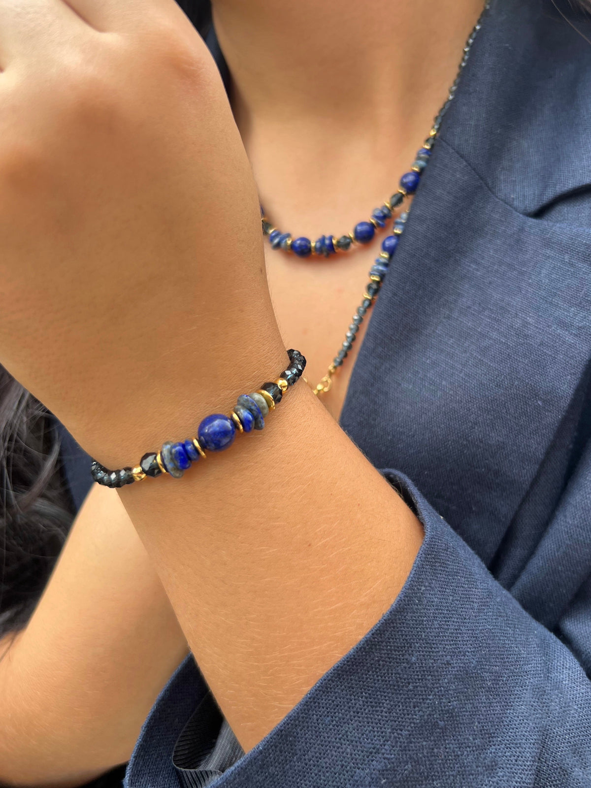 Pulseira Cristais Cor Montana e Pedra Cascalho Lapis Lazuli 17cm - Tiff Joias