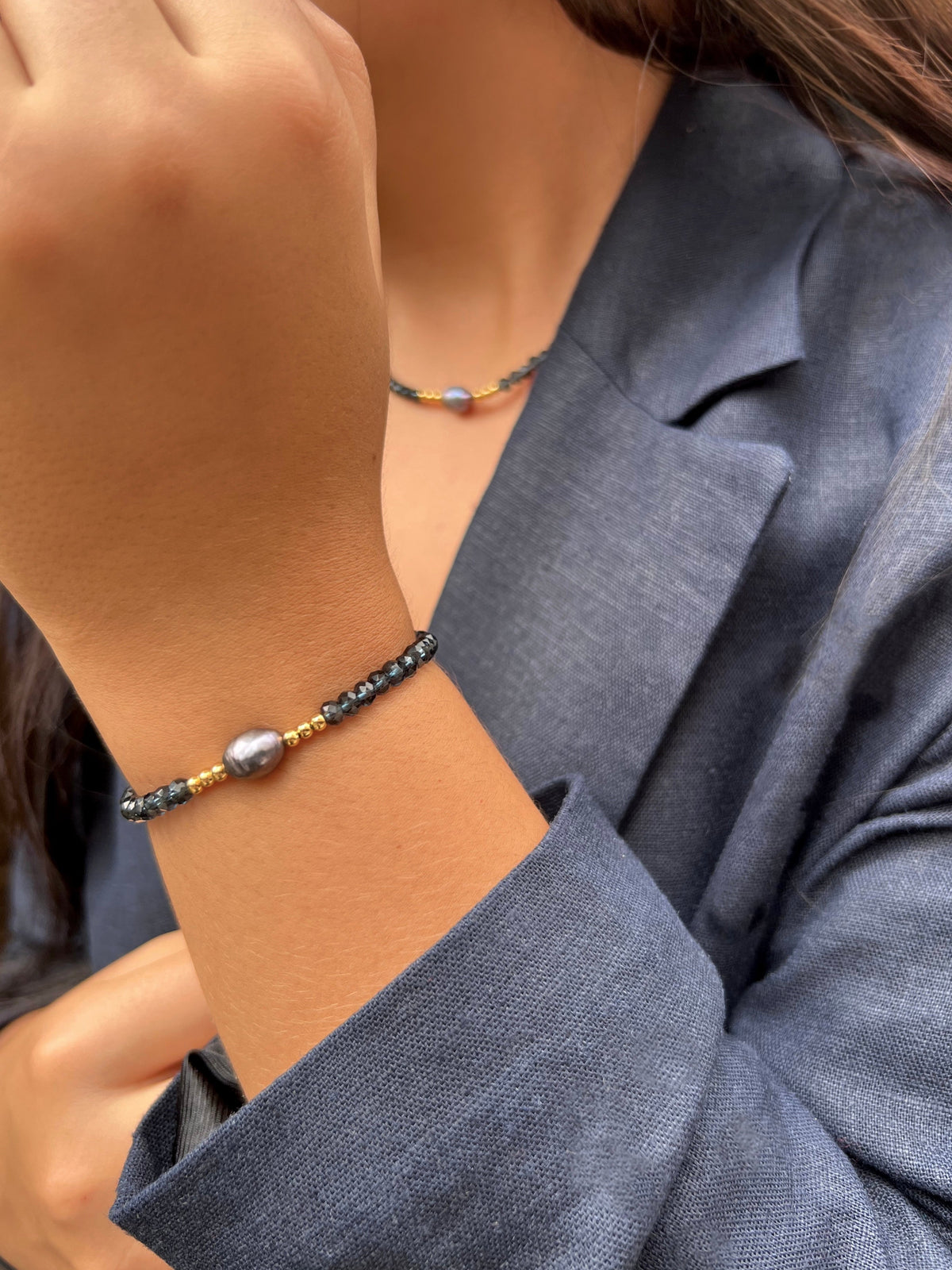 Pulseira Cristais Cor Montana e Pérola Natural Cinza 17cm - Tiff Joias