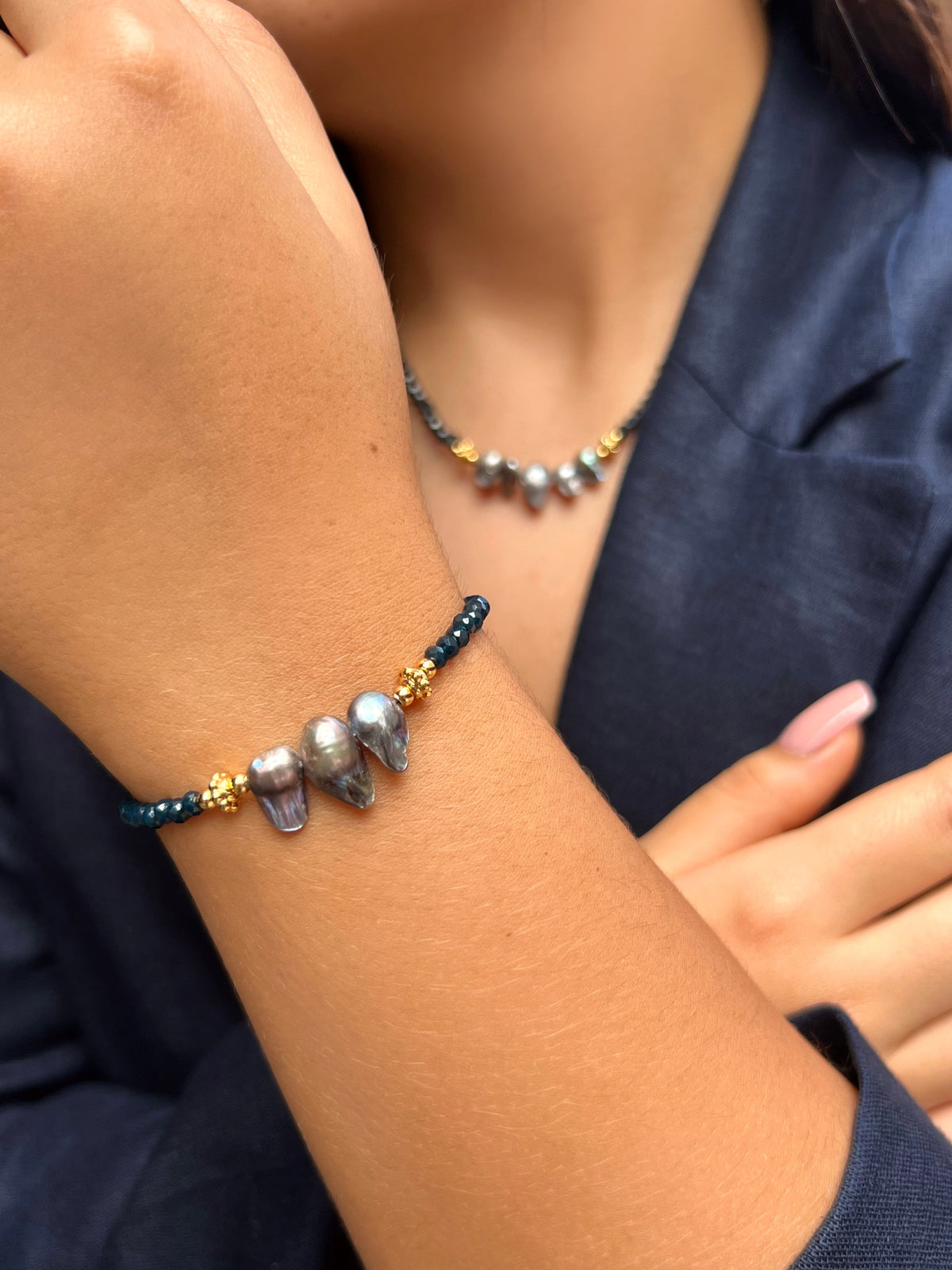 Pulseira Cristais Cor Montana e Pérolas Naturais Cinza 16cm - Tiff Joias