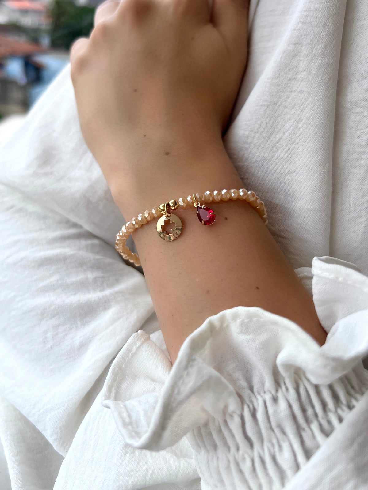 Pulseira Cristal Doce De Leite Com Pingente Trevo e Gotinha Cor Rubelita - Tiff Joias
