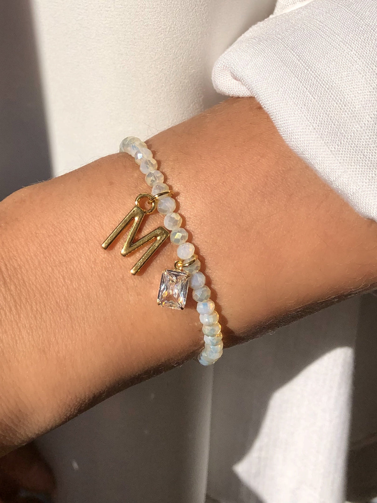 Pulseira De Cristais Lapidados Cor Branco Perolado Personalizado Letra Média Com Baguete Zircônia - Tiff Joias