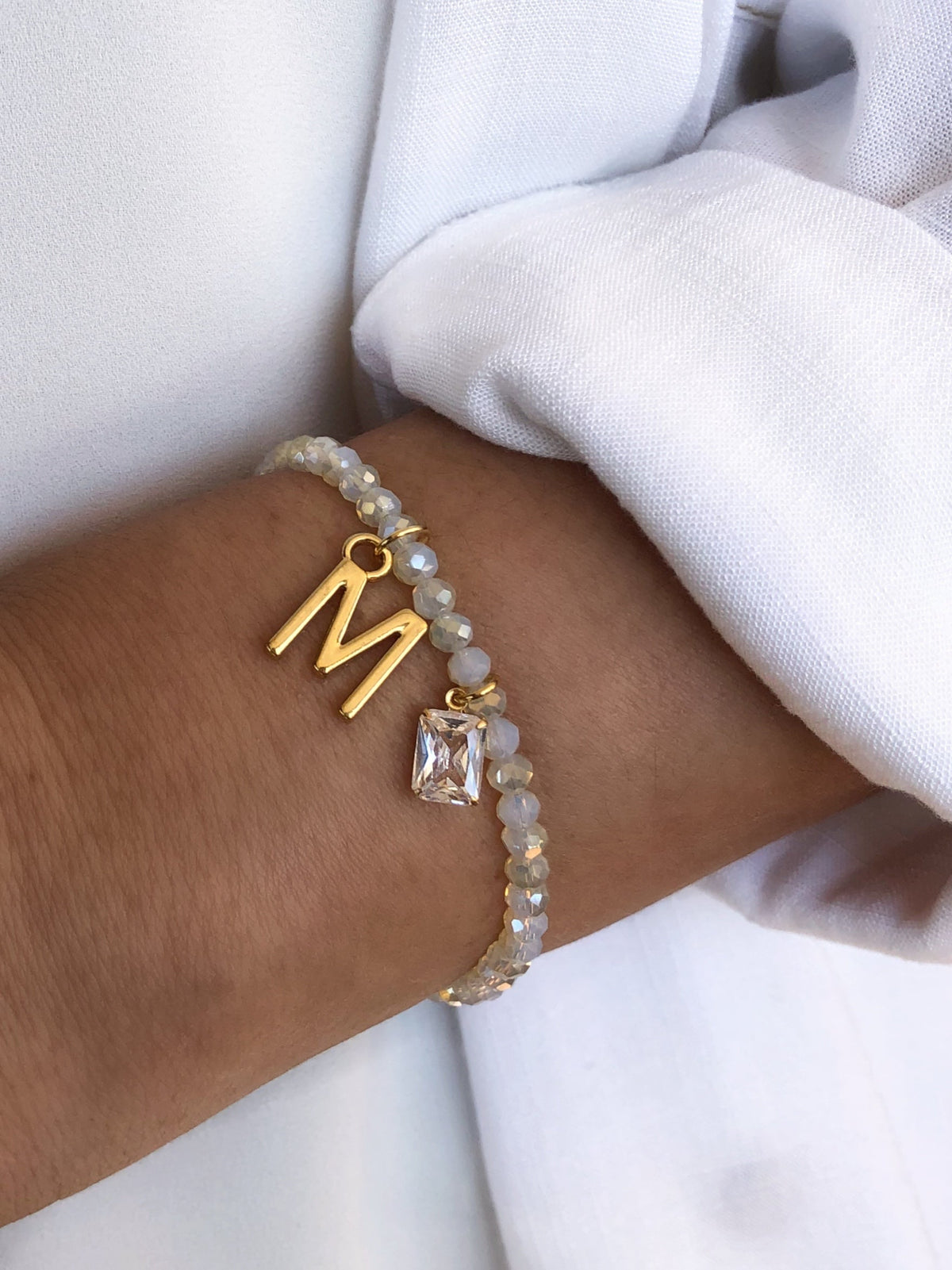 Pulseira De Cristais Lapidados Cor Branco Perolado Personalizado Letra Média Com Baguete Zircônia - Tiff Joias