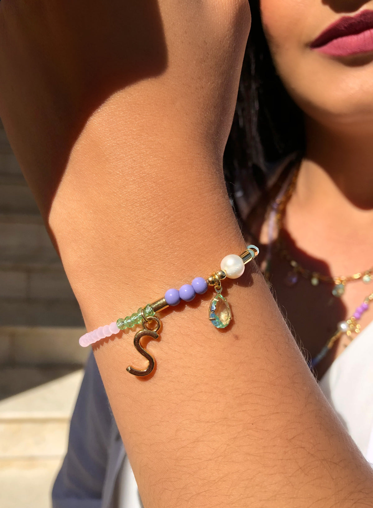 Pulseira Em Cristais Lapidados Coloridos Pérola E Inicial 16cm - Tiff Joias