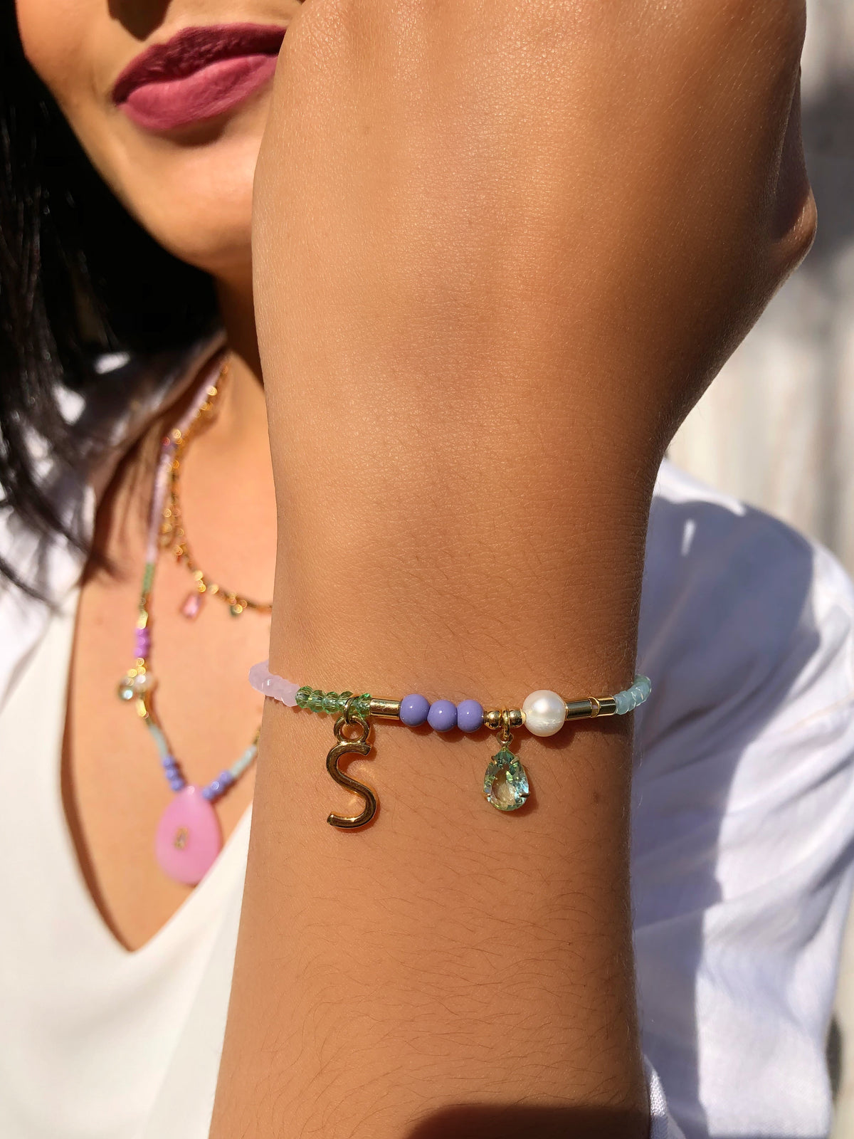 Pulseira Em Cristais Lapidados Coloridos Pérola E Inicial 16cm - Tiff Joias
