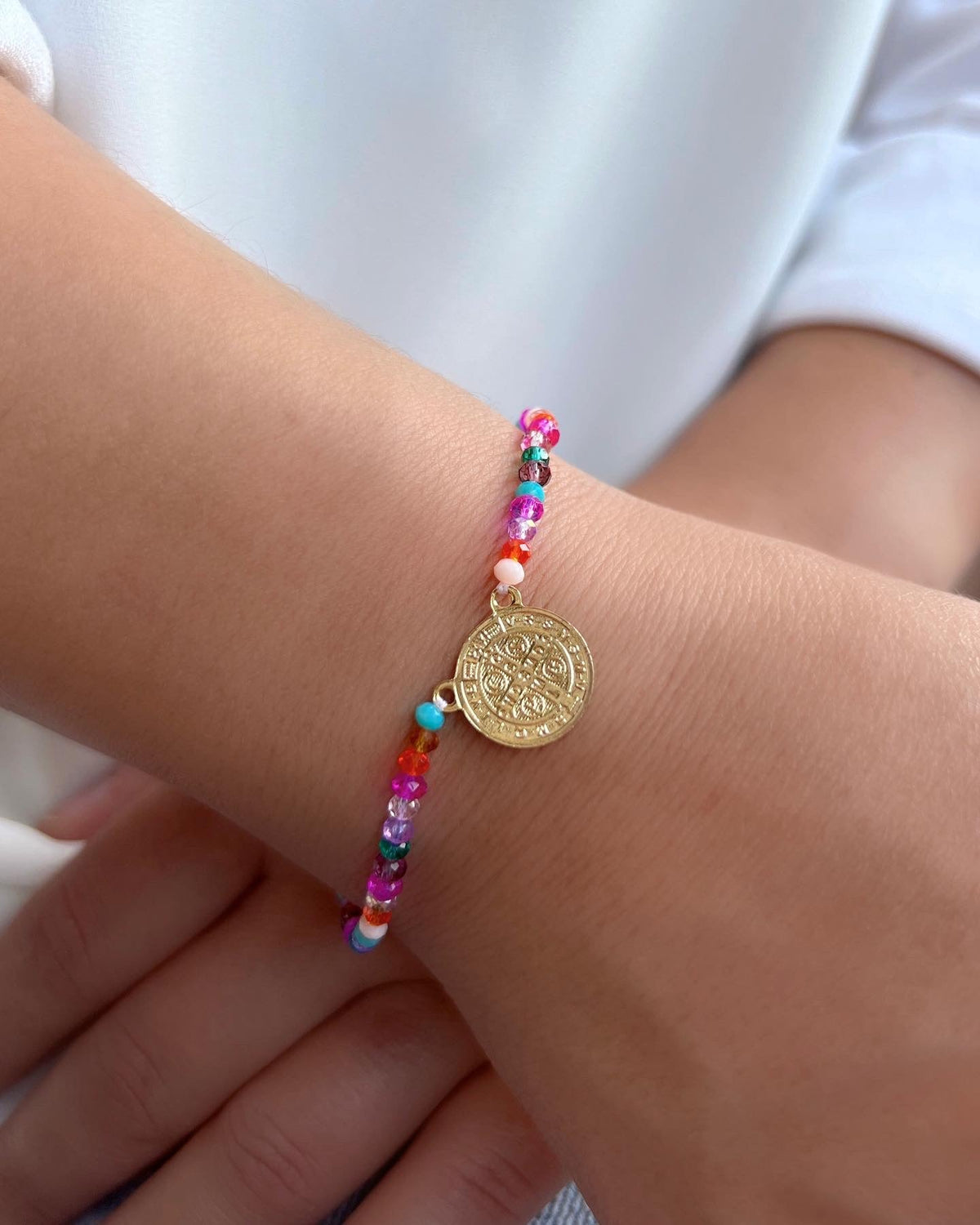 Pulseira Escapulário Cristais Lapidados Coloridos E Medalha São Bento - Tiff Joias