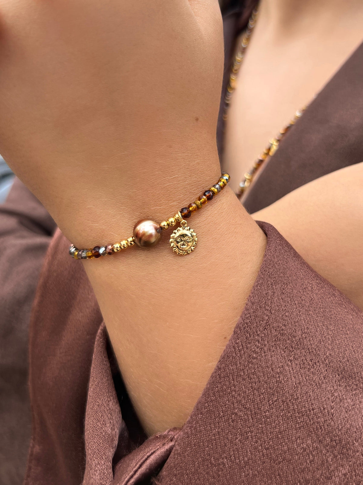 Pulseira Mix Tons Marrons Pérola Natural e Sol 16cm - Tiff Joias