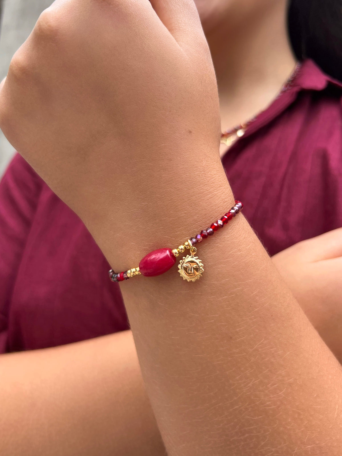 Pulseira Mix Tons Vermelhos e Pedra Jade Rubi Com Pin Sol 16cm - Tiff Joias