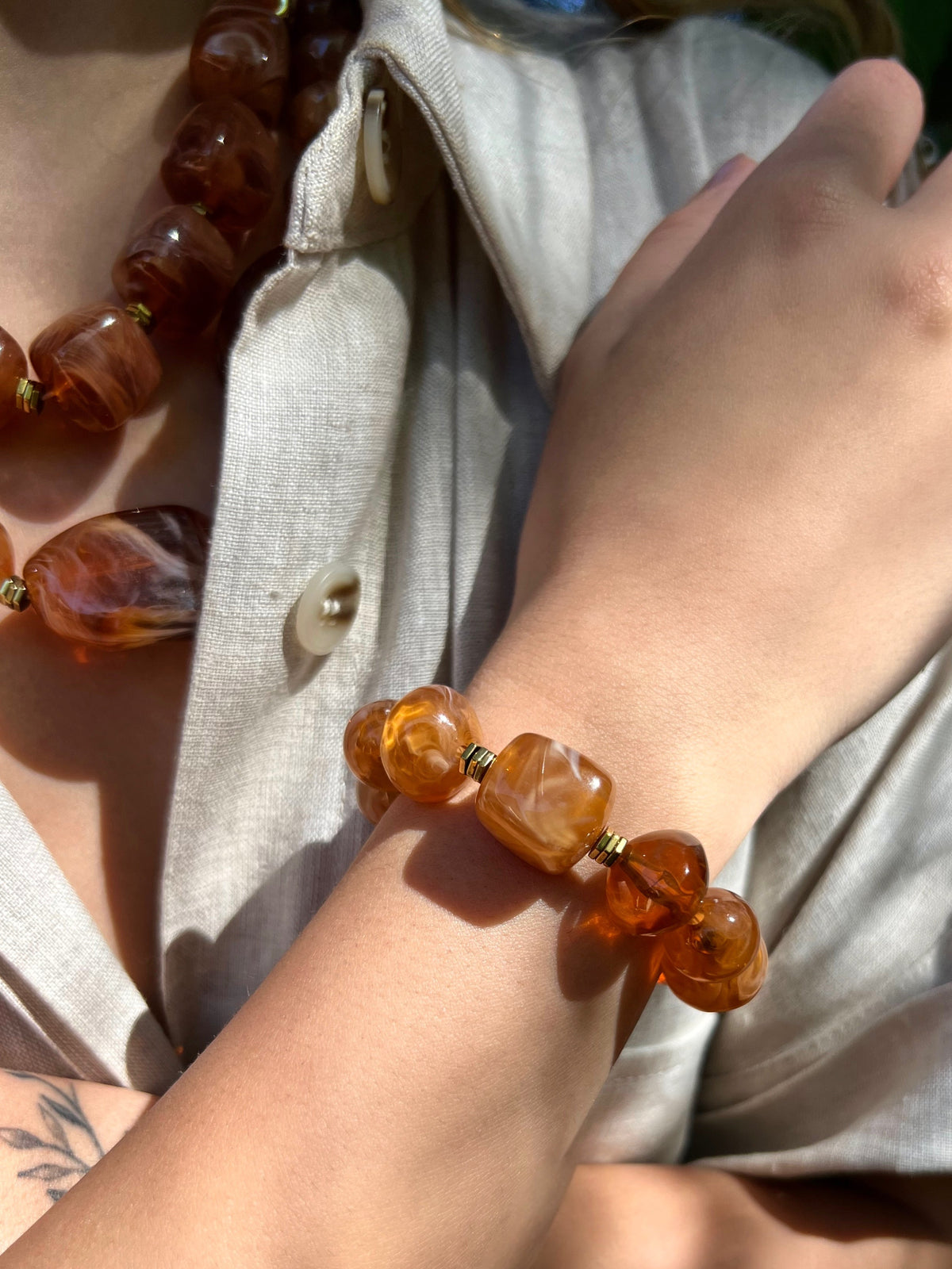 Pulseira Pedras Acrílicas Cor Camel Com Hematitas 18cm - Tiff Joias