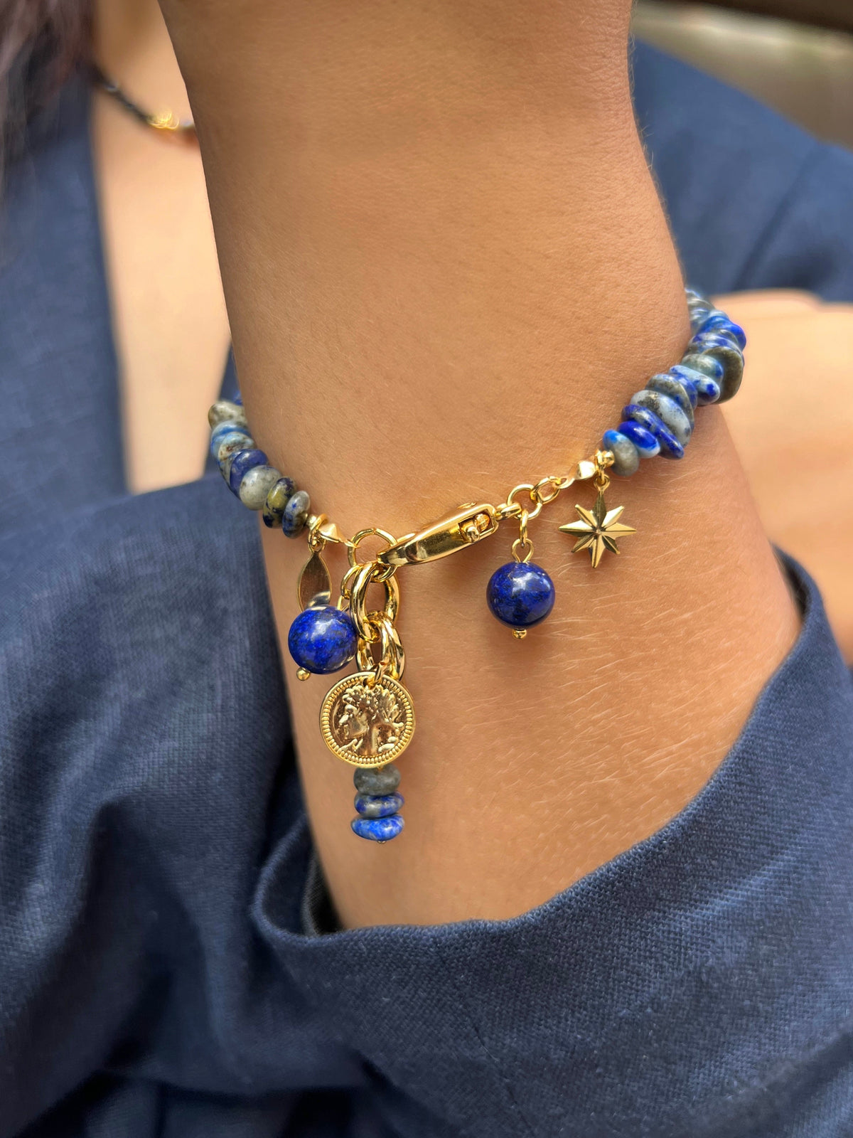 Pulseira Pedras Naturais e Cascalho Lapis Lazuli Com Pingentes - Tiff Joias