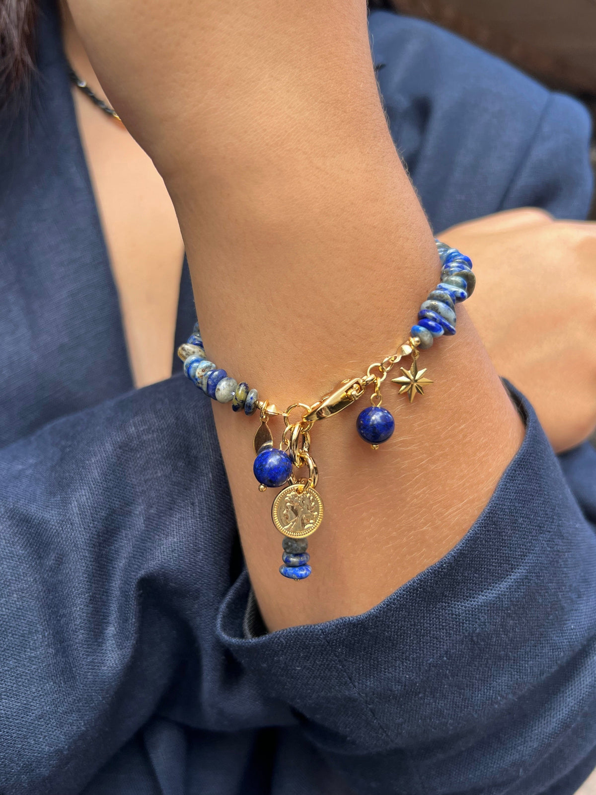 Pulseira Pedras Naturais e Cascalho Lapis Lazuli Com Pingentes - Tiff Joias